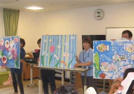 学童保育でお絵かきした作品を見てる様子