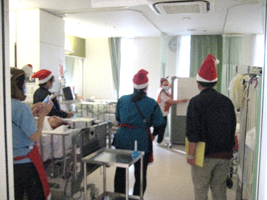 こばと棟でのクリスマスで楽しんでいる様子１