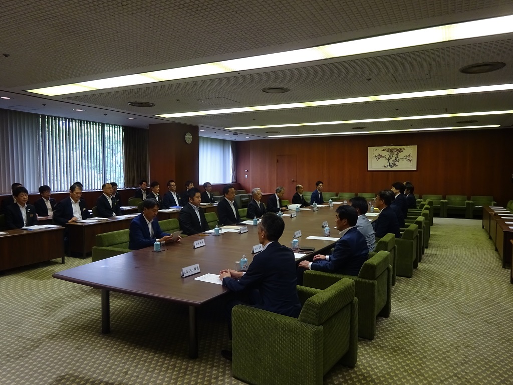 委員会審査風景1