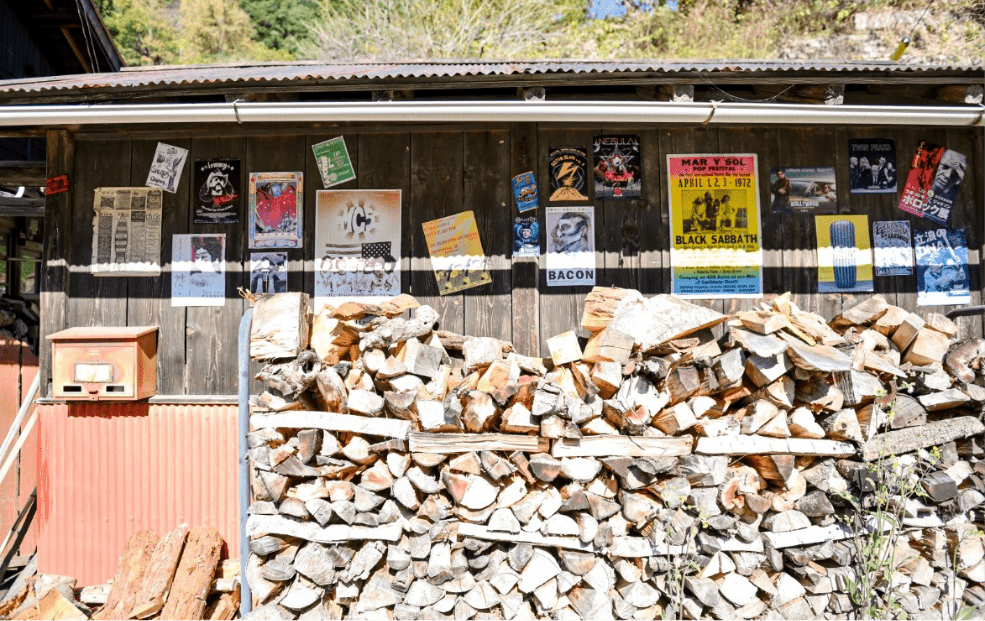 木材が積み上げられている写真