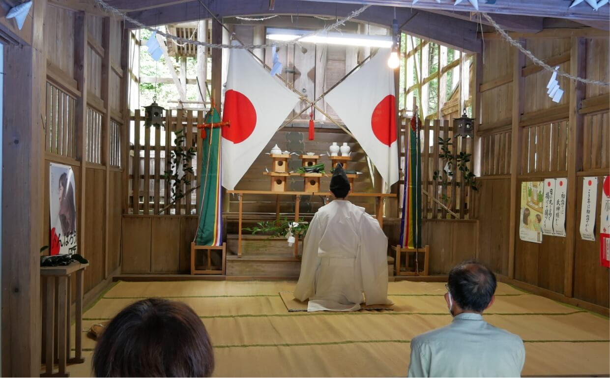 横江さんがお祈りしている写真