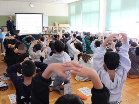 小学3年生の生徒に対し授業を行っている様子