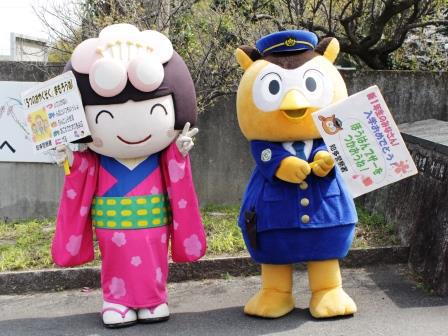 梅子とコノハけいぶが見守り活動を行っている様子