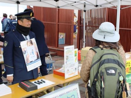 来場者に広報している様子
