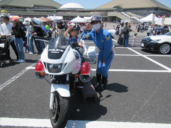 白バイに乗って敬礼!!