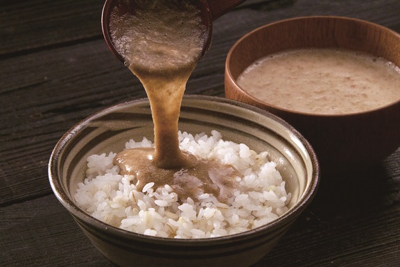 麦飯にとろろをかけ、とろろご飯を作っている画像