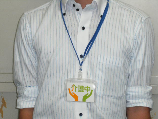 介護マークを付けた職員の写真