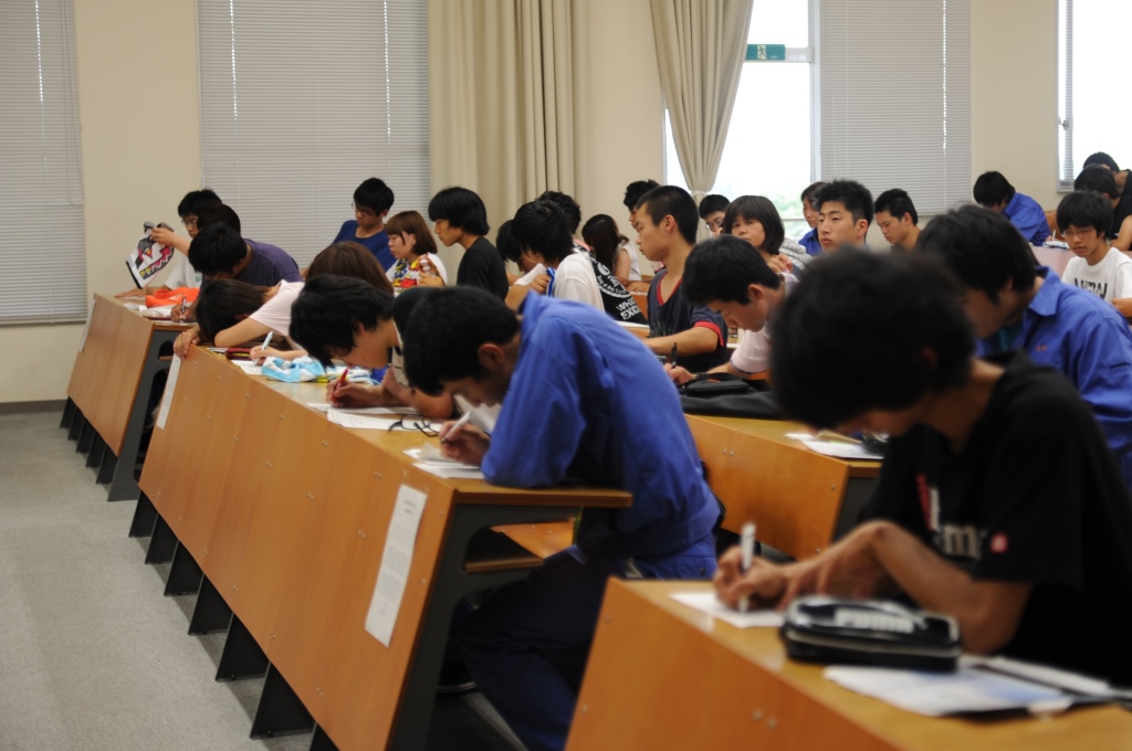 真剣にメモをとる学生