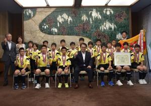 全国小学生ドッジボール選手権全国大会で優勝した「サザン’９７」の知事表敬訪問