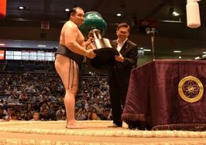 大相撲名古屋場所の優勝力士に愛知県知事賞を贈呈しました