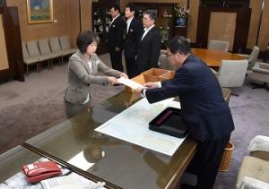 青山新副知事への辞令交付