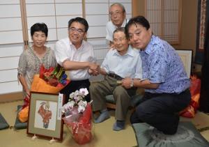 今年数え１００歳を迎えられた高齢者をお祝いしました
