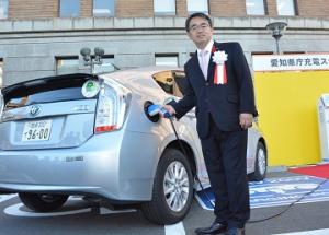 プリウスを充電しています
