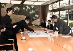 フィギュアスケートグランプリファイナルを取材した県立半田高校が知事を表敬訪問