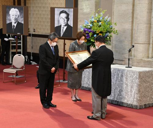 盛田氏関係者への贈呈