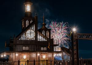 県政150周年記念花火イベントにおけるエレベーター棟の風景