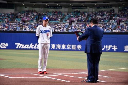 愛知県スポーツ顕彰授与式の様子（授与）