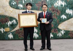 藤井聡太竜王・名人に愛知県県民栄誉賞（表彰状）及び記念品を贈呈