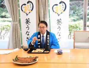 舌鼓をうつ知事