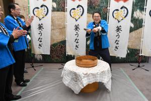葵うなぎをつかむ知事
