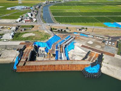 農地を守る樋管施工中