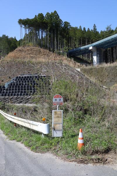 添沢バス停の様子。奥に2号橋が見える。