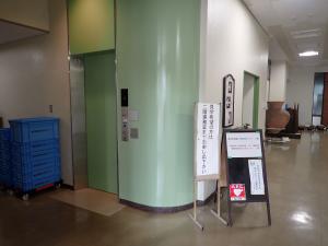 入り口の様子です。ドアを入って左にエレベーターがありますので、2階までお越しください。