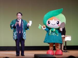 シンポジウム ステージ上で知事と森ずきんちゃん