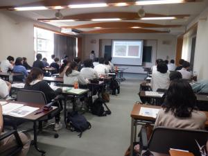 研究会の様子です。皆さん熱心に聴講されています。