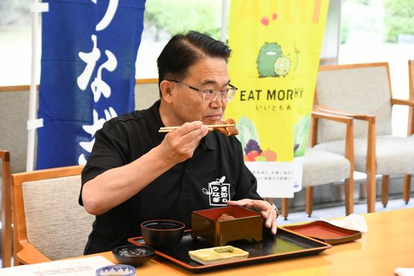 うなぎ料理の試食の様子
