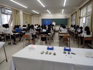 熱心に話を聞いています。