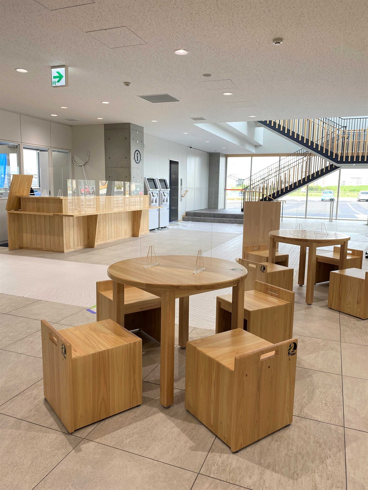 ロビー家具　椅子・テーブル
