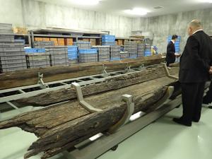 平安時代に作られた「木樋」というものです。大きな木をくりぬいて作った用水路のようなものです。