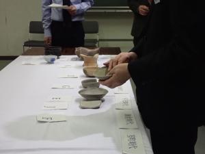 土器を時代順に並べ替えている様子です。