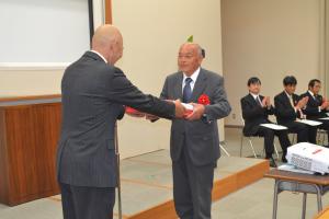 [表彰式にて加藤廣行氏へ記念品を贈呈]