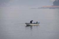 【幡豆町】東幡豆沖でアサリを採る漁師