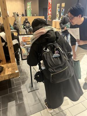 スタンプラリー「TOUCH×GO」でNFCタグをタッチしている様子