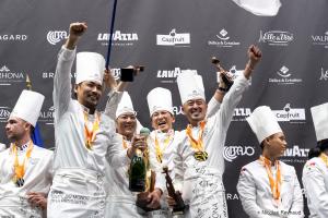 日本代表チーム優勝の様子