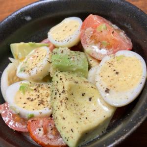 アボカドとうずら卵のねぎ塩ペッパー