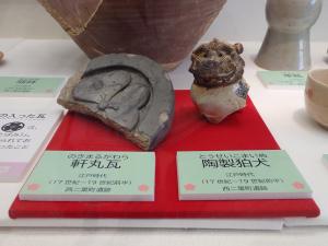 陶器でできた狛犬と、家紋入りの瓦です。