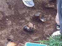 復元方形周溝墓を発掘体験