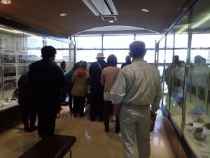 展示解説の様子です。