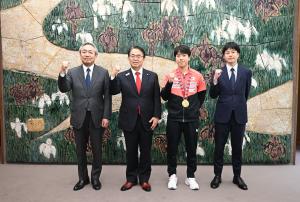 ②篠塚大登選手表敬