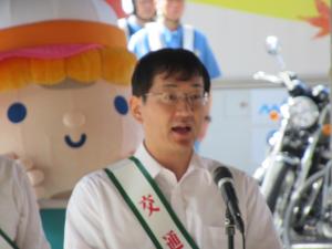 挨拶をする議長