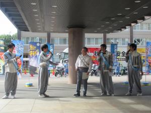 交通安全トークをする知事とボイメンの皆さん