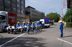県警取締部隊の出発