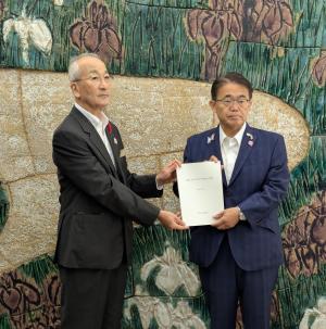 知事に手交する委員長