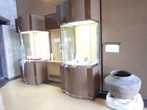 とても大きな常滑焼の容器を展示しています。