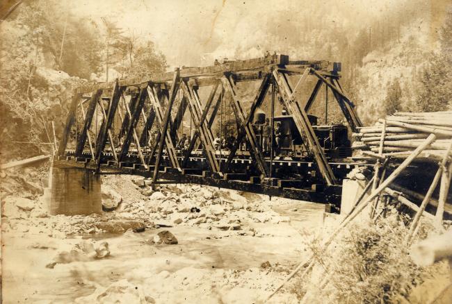 森林鉄道が豊川を横断する様子