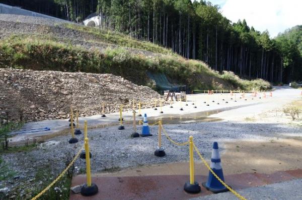平坦な土地とその上にトンネルが見える様子